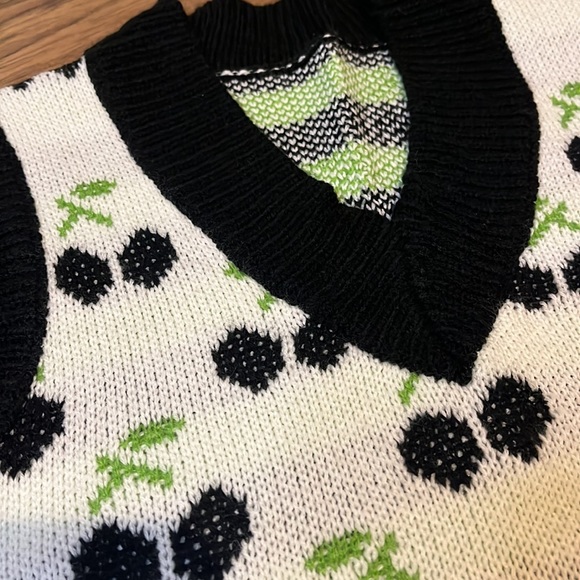 Black Cherry Cropped Sweater Vest size M - Picture 4 of 6